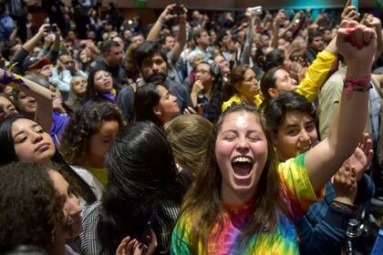 Los partidarios de la líder de la Alianza Verde de Colombia y futura alcaldesa de Bogotá, Claudia López, celebran después de ganar las elecciones regionales el 27 de octubre de 2019