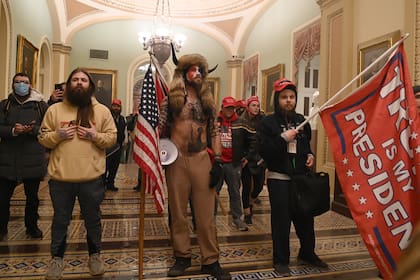 Los partidarios de Trump ingresan al Capitolio de Estados Unidos.