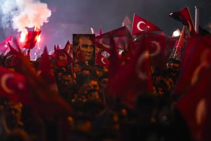 Los partidarios del alcalde de Estambul y candidato del Partido Popular Republicano (CHP), Ekrem Imamoglu, celebran frente al Ayuntamiento de Estambul, Turquía, el domingo 31 de marzo de 2024.