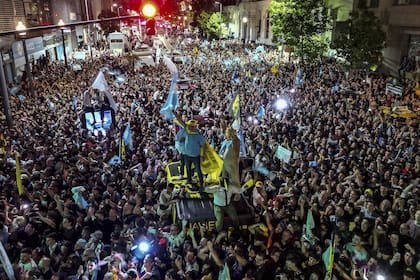 Los partidarios del candidato presidencial Javier Milei celebran afuera de su sede de campaña su victoria, el 19 de noviembre de 2023