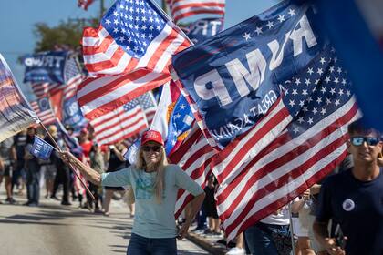 Los partidarios del expresidente Donald Trump se reúnen a lo largo de Southern Blvd cerca de la casa de Trump en Mar-a-Lago el 15 de febrero de 2021 en West Palm Beach, Florida