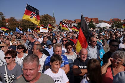 Los partidarios del partido político de extrema derecha Alternativa para Alemania (AfD) ondean banderas alemanas en el último mitin de campaña de AfD antes de las elecciones estatales de Turingia de mañana el 31 de agosto de 2024 en Erfurt, Alemania