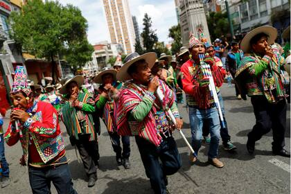 Los partidarios del presidente de Bolivia, Evo Morales, tocan música mientras participan en una protesta en La Paz