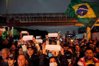 Los partidarios del presidente de Brasil, Jair Bolsonaro, bloquearon las principales carreteras