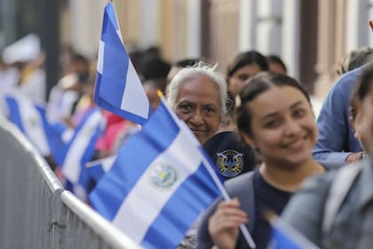 Los partidarios del presidente de El Salvador, Nayib Bukele, hacen fila afuera del Palacio Nacional antes de su toma de posesión para un segundo mandato en San Salvador, El Salvador. Sábado 1 de junio de 2024