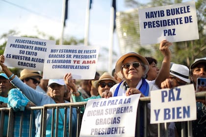 Los partidarios del presidente de El Salvador, Nayib Bukele, esperan el inicio de la ceremonia de toma de posesión en la plaza Gerardo Barrios frente al Palacio Nacional en el centro de San Salvador el 1 de junio de 2024.