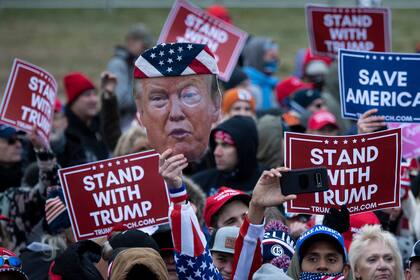 Los partidarios del presidente de Estados Unidos, Donald Trump, se reúnen en La Elipse frente a la Casa Blanca el 6 de enero de 2021 en Washington, DC