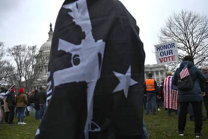 Los partidarios del presidente de los Estados Unidos, Donald Trump, se reúnen en el Capitolio de los Estados Unidos el 5 de enero de 2021, en Washington, DC, mientras protestan por la próxima certificación del colegio electoral el 6 de enero de Joe Biden como presidente.