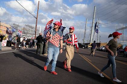 Los partidarios del presidente Donald Trump marchan en una manifestación de "Stop the Steal" frente a la oficina del Departamento de Elecciones del condado de Maricopa el 7 de noviembre de 2020 en Phoenix, Arizona