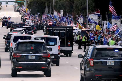 Los partidarios del presidente saliente de los Estados Unidos, Donald Trump, se reúnen cuando llega en una caravana a su residencia de Mar-a-Lago en Palm Beach, Florida, Estados Unidos, el 20 de enero de 2021