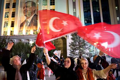 Los partidarios del presidente turco Recep Tayyip Erdogan y del Partido AK (AKP) ondean banderas en la sede del Partido AK en Ankara, Turquía, el 14 de mayo de 2023