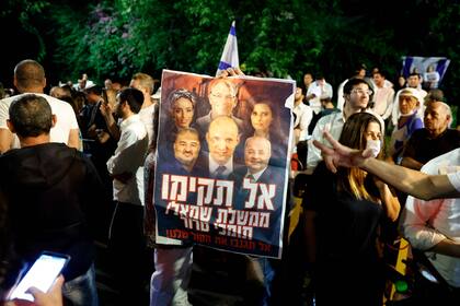 Los partidarios del primer ministro israelí Benjamin Netanyahu se manifestaron en la ciudad costera de Tel Aviv a última hora del 2 de junio de 2021