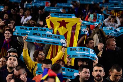 Los partidarios del proceso de la independencia de Cataluña en las tribunas del Camp Nou