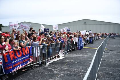 Los partidarios esperan en la pista la llegada del presidente de Estados Unidos, Donald Trump, el 24 de agosto de 2020 al Aeropuerto Regional de Asheville en Fletcher, Carolina del Norte