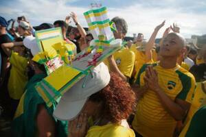 Las celebraciones populares coparon las calles de una Brasilia militarizada