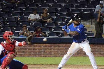 Los partidos de béisbol siguen adelante, pero con menos público en los estadios