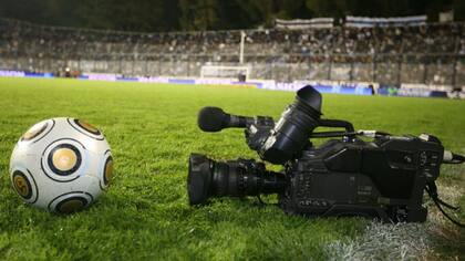 Los partidos del fútbol de primera tienen nuevos dueños: Fox y Turner. Y también Torneos, que hará la producción integral. Cablevisión, DirecTV y Telecentro pondrán los encuentros en sus grillas de programación