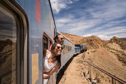 Los pasajeros abordan el Tren a las Nubes en la estación de San Antonio de los Cobres, a unos 200 km de la ciudad de Salta.