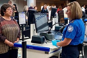 Los pasajeros adultos mayores de 18 años deben mostrar una identificación válida en el punto de control del aeropuerto para poder viajar