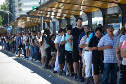 Los pasajeros aguardan, fastidiados, el próximo colectivo en Retiro
