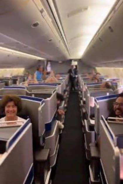 Los pasajeros aplaudieron el dulce mensaje del pilota de United Airlines que anunció que su mamá azafata lo acompañaba en su vuelo por primera vez