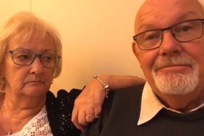 Los pasajeros británcios Sally y David en uno de los tantos videos subidos a Facebook desde que el crucero Diamond Princess fuera puesto en cuarentena a principios de febrero