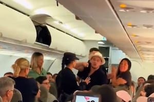 Un grupo de turistas, en aparente estado de ebriedad, provocó disturbios y fue bajado del avión