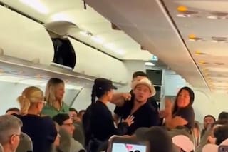 Un grupo de turistas, en aparente estado de ebriedad, provocó disturbios y fue bajado del avión