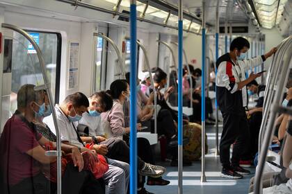 Los pasajeros, con máscaras faciales como precaución contra el coronavirus, viajan en el metro en Wuhan, en la provincia central de Hubei, China, el 28 de septiembre de 2020