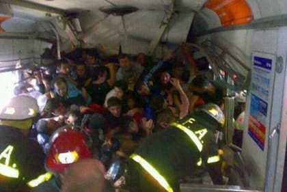 Los pasajeros de la línea Sarmiento, atrapados tras el choque