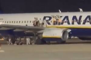 Los pasajeros de Ryanair, parados sobre el ala, a punto de saltar a la pista (X)