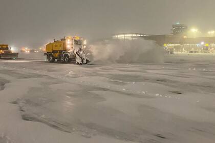 Los pasajeros deben consultar con su aerolínea sobre cancelaciones y retrasos de vuelos