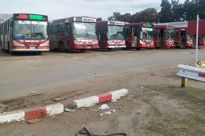 Los pasajeros del Área Metropolitana de Buenos Aires enfrentaron este miércoles 8 de abril considerables demoras y una frecuencia reducida en el servicio de colectivos