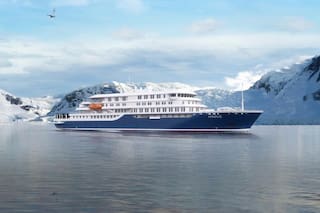 Los pasajeros del crucero afectado por el hantavirus comienzan a ser evacuados