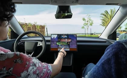 Los pasajeros del Model Y Standard pueden usar la pantalla táctil delantera para ver películas o jugar videojuegos (Tesla)