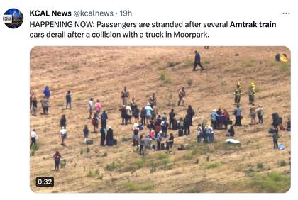 Los pasajeros del tren de California quedaron varados en medio del campo luego del choque con el camión