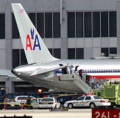 Los pasajeros descienden del avión de American Airlines en Miami (Associated Press / The Spokesman-Review)