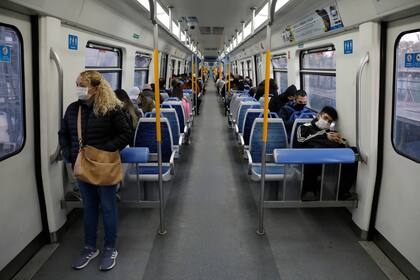 Los pasajeros, en su mayoría con barbijos, respetan el distanciamiento social