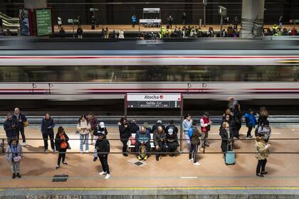 Los pasajeros esperan el tren en la estación de tren de Atocha en Madrid, España, el lunes 11 de marzo de 2024.