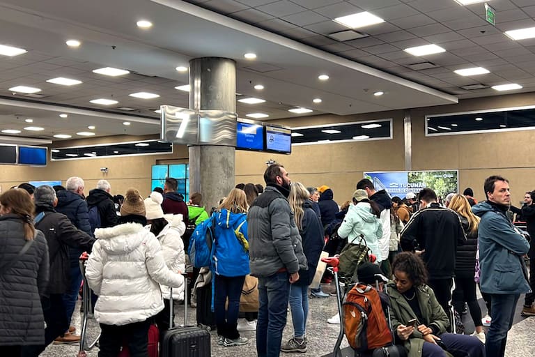 Caos en Aeroparque: la medida gremial ya alcanza a vuelos de tres compañías y hay más de 3000 pasajeros afectados