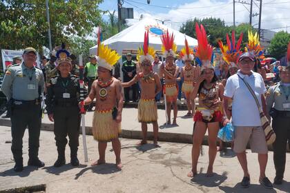 Los pasajeros fueron recibidos con festejos Captura Twitter)