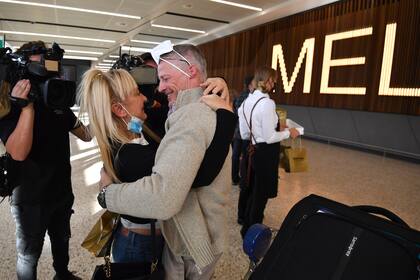 Los pasajeros internacionales llegan al aeropuerto de Melbourne en Melbourne, el lunes 21 de febrero de 2022.