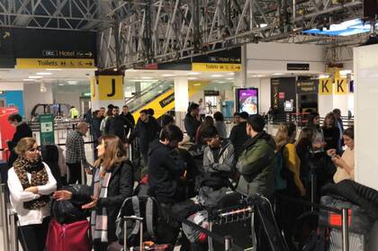 Muchos pasajeros deciden quedarse en los aeropuertos para aumentar las posibilidades de ubicarse en un vuelo de regreso, lo que aumenta las chances de contagio 