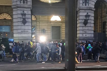 Los pasajeros que fueron evacuados de la estación de Retiro.
