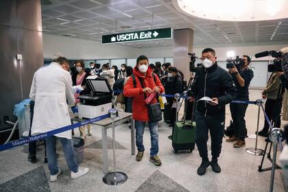 Los pasajeros que llegan de China se someten a una prueba de COVID-19 al llegar al Aeropuerto de Milán Malpensa, Milán, Italia, el jueves 29 de diciembre de 2022