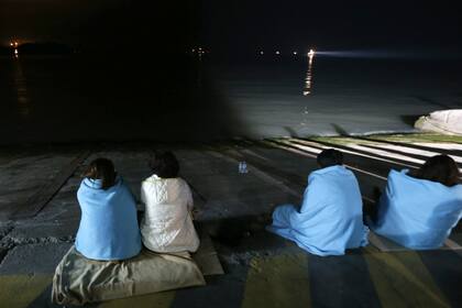 Los pasajeros rescatados aguardaban angustiados las noticias sobre sus familiares desaparecidos