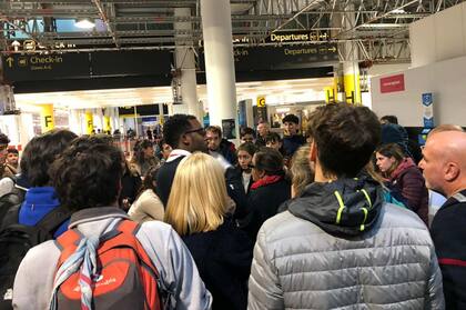 Los pasajeros rodean a un empleado de Norwegian, que se acercó para decir que no podía dar explicaciones