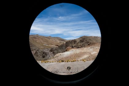 Los pasajeros se cruzan de un lado a otro para contemplar los paisajes de la puna salteña.