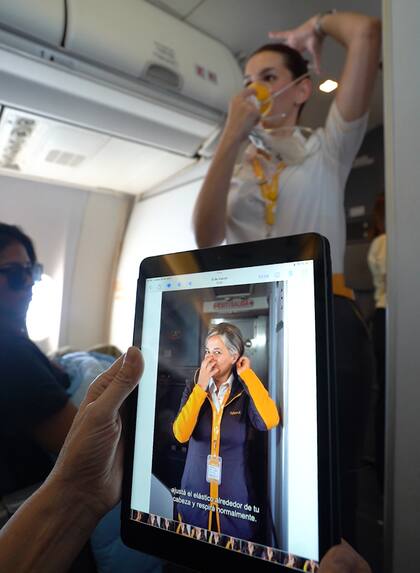 Los pasajeros siguen en tiempo real la explicación de las azafatas en una versión en lengua de señas