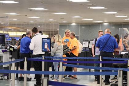 Los pasajeros sin una identificación válida bajo REAL ID y sin otra alternativa aceptable serán notificados y sometidos a revisión adicional en un área separada